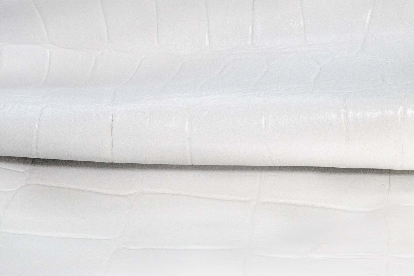 At Di Lusso Hardware, we believe that luxury lies in the details. That’s why we use only the finest Italian leathers to wrap our handcrafted pulls and knobs. Known worldwide for their exceptional quality, Italian leathers bring an unmatched richness and sophistication to every piece we create.